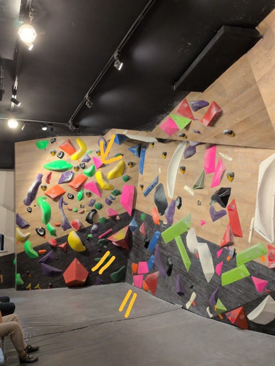 粉色石頭，黃色膠帶