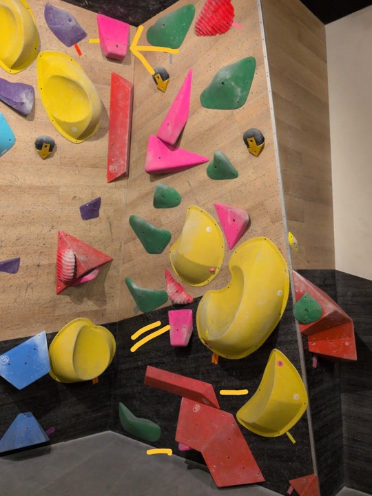 也是粉色石頭，黃色膠帶